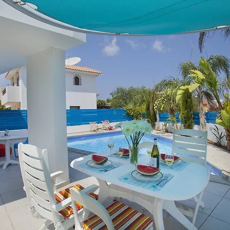 With Amazing Pool And Deck 70 * Protarász