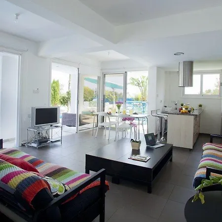 Villa With Amazing Pool And Deck 70 Protarász
